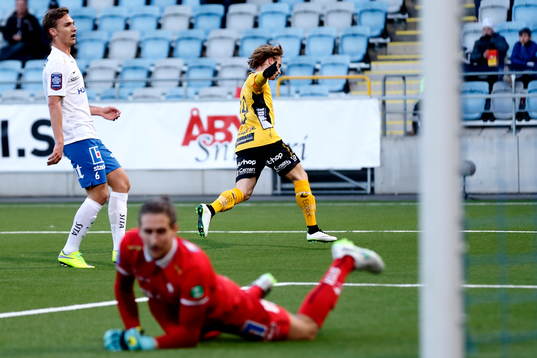 Elfsborgs Simon Hedlund har precis gjort 0-1-målet och