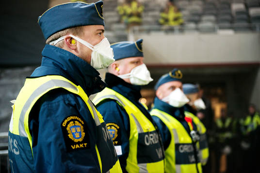 Ordningsvakterna står förbereda