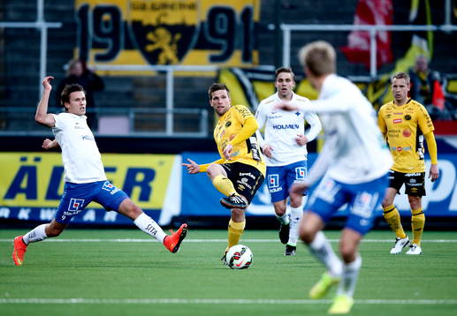 Elfsborgs Anders Svensson slår en passning med