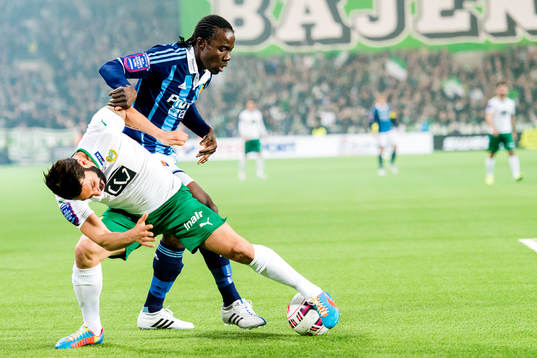Djurgårdens Sam Johnson och Hammarbys Stefan Batan i en