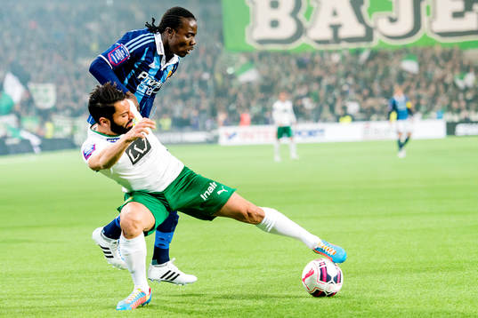 Djurgårdens Sam Johnson och Hammarbys Stefan Batan i en
