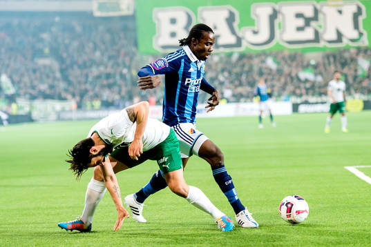 Djurgårdens Sam Johnson och Hammarbys Stefan Batan i en