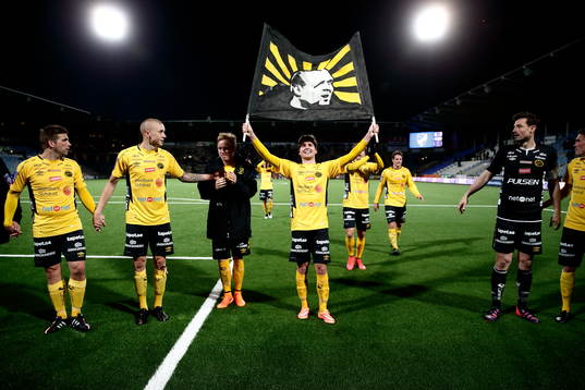 Elfsborgs Adam Lundqvist jublar  och håller upp en flagga