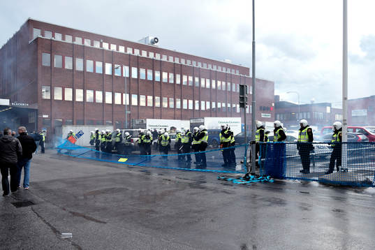 Poliser ställer upp sig för att separera supportrarna på