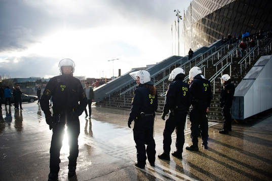 Poliser utanför Tele2 arena