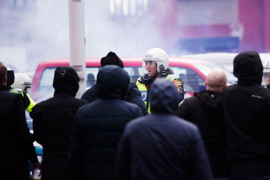 Poliser separerar supportrar