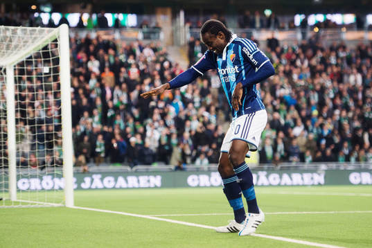 Djurgårdens Sam Johnson dansar och jublar framför klacken