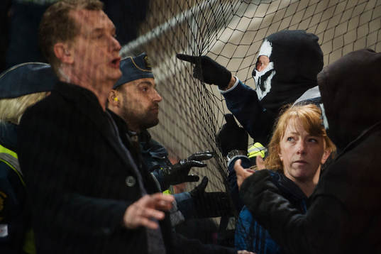 En supporter från Djurgården tar sig över räcket