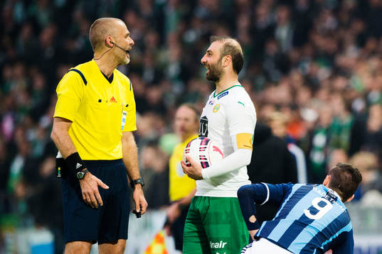 Domare Michael Lerjéus diskuterar med Hammarbys Kennedy