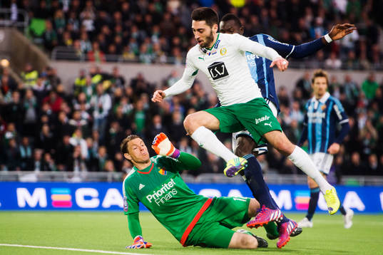 Hammarbys Nahir Besara hoppar över Djurgårdens målvakt
