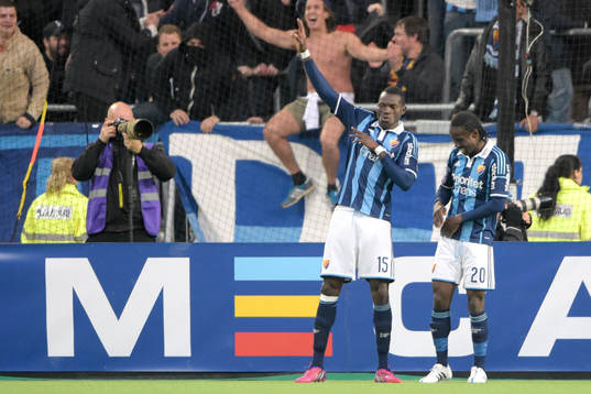 Djurgårdens Omar Colley och Sam Johnson jublar