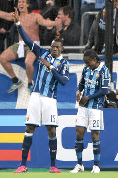 Djurgårdens Omar Colley och Sam Johnson jublar