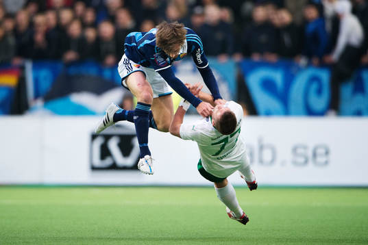 Djurgårdens Jesper Arvidsson tacklar Hammarbys Mats Solheim
