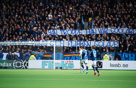 En banderoll med texten "Han trodde han var coolare, sa sa