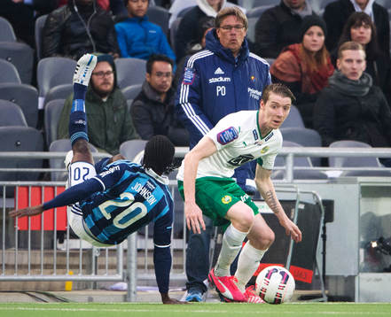 Djurgårdens Sam Johnson tacklas av Hammarbys Birkir Már