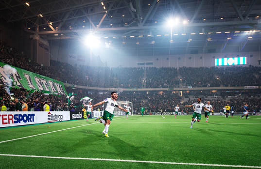 Hammarbys Nahir Besara jublar med lagkamrater