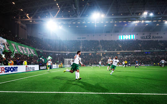Hammarbys Nahir Besara jublar med lagkamrater