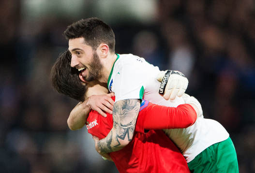 Hammarbys målvakt Johannes Hopf kramar om Nahir Besara