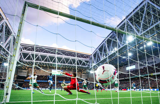 Djurgårdens Sam Johnson skjuter in 0-1 bakom Hammarbys