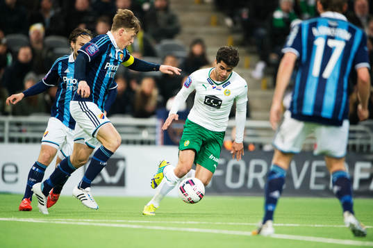 Djurgårdens Emil Bergström utmanas av Hammarbys Lars Fuhre