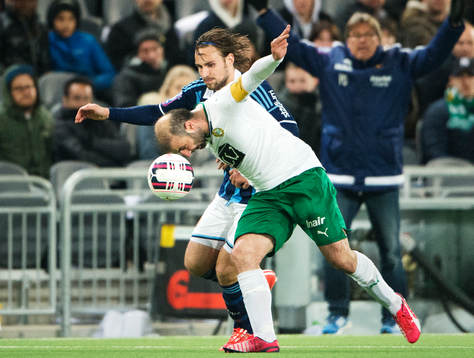 Hammarbys Kennedy Bakircioglu i en duell med Djurgårdens