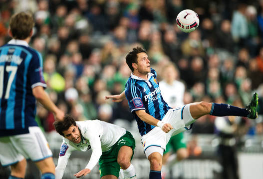 Hammarbys Lars Fuhre i en duell med Djurgårdens Kerim