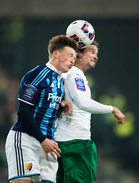 Djurgårdens Emil Bergström i en nickduell med Hammarbys