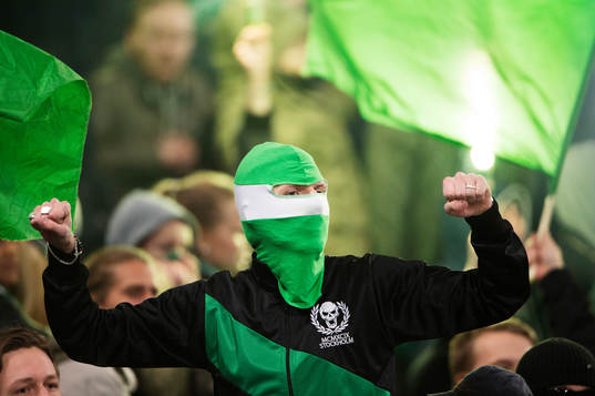 En maskerad man i Hammarbys klack