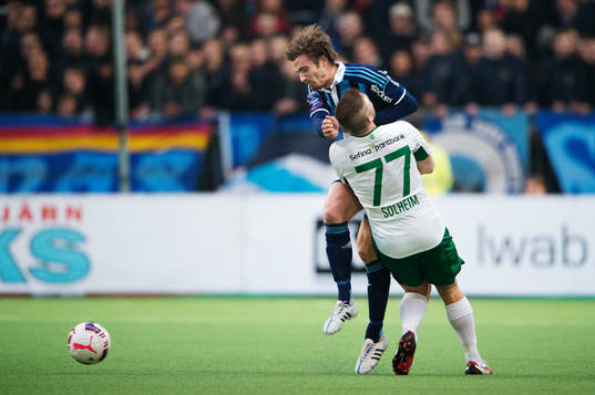 Djurgårdens Jesper Arvidsson tacklar Hammarbys Mats Solheim