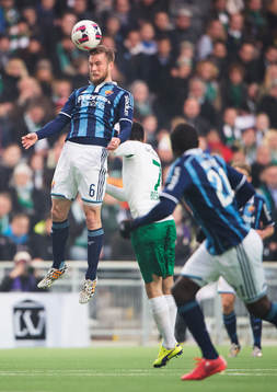 Djurgårdens Aleksander Faltsetas nickar bollen