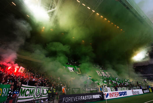 Rök och bengaleldar i Hammarbys klack