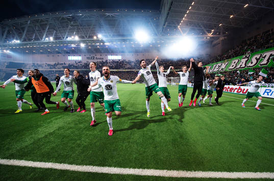 Hammarbys Kennedy Bakircioglu och Nahir Besara jublar med