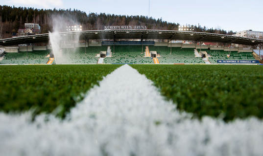Konstgräset på Norrporten Arena vattnas