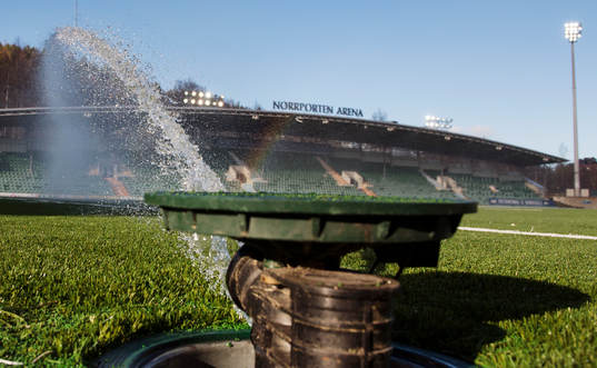 Konstgräset på Norrporten Arena vattnas