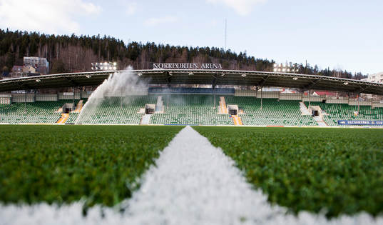 Konstgräset på Norrporten Arena vattnas