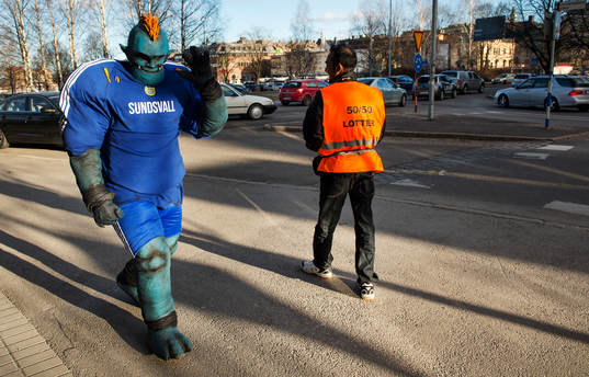 Sundsvalls maskot Giffen och en volontär som