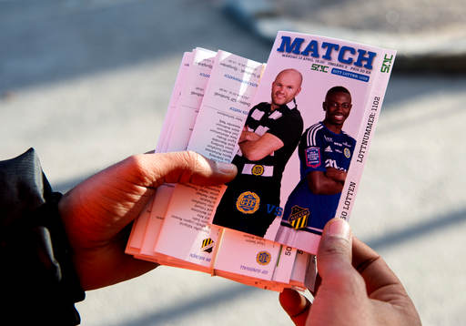 Ett matchprogram innan fotbollsmatchen i Allsvenskan mellan