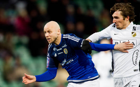 Sundsvalls Stefan Ålander håller undan Häckens Dardan