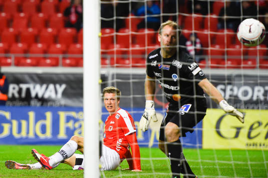 Kalmars Viktor Elm har precis nickat in 2-1