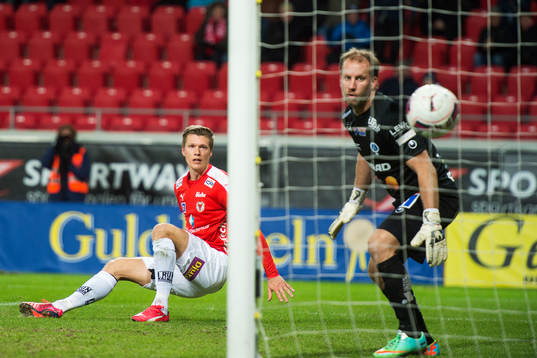 Kalmars Viktor Elm nickar in 2-1 målet