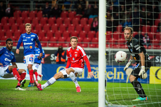 Kalmars Viktor Elm nickar in 2-1 målet