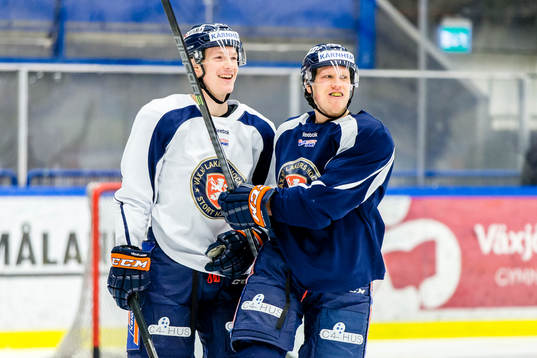 Växjös Gustav Rydahl och Niclas Lundgren skrattar