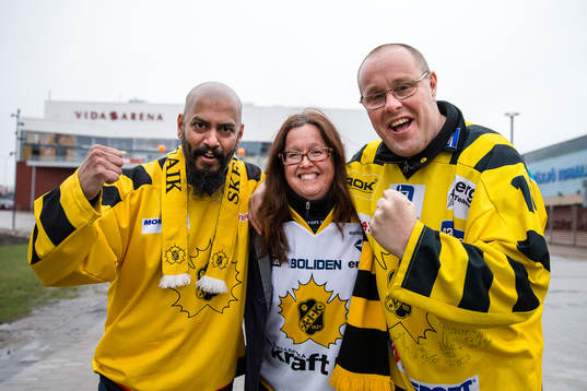 Skellefteåssupportrar utanför Vida Arena