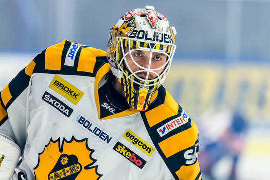Skellefteås målvakt Markus Svensson värmer upp