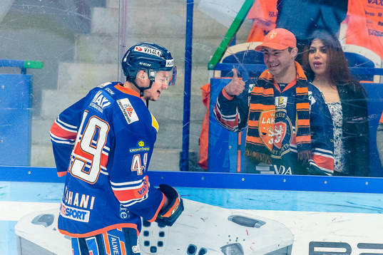 Växjös Rhett Rakhshani hälsar på en supporter
