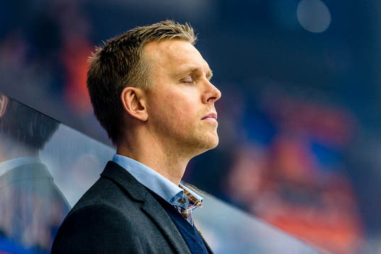 Skellefteås tränare Bert Robertsson blundar
