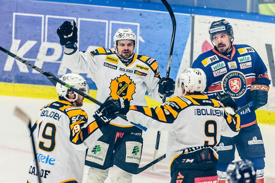 Skellefteås Patrik Zackrisson firas av Andrew Calof och