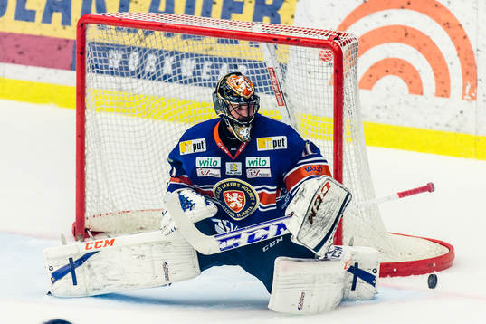 Växjös målvakt Cristopher Nihlstorp styr undan pucken