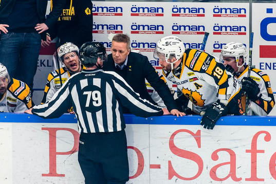 Skellefteås tränare Hans Wallson pratar med Linjedomare