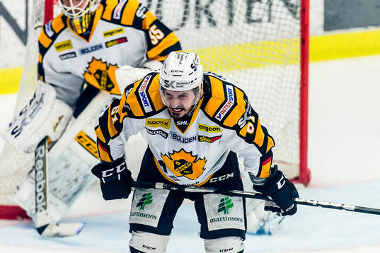 Skellefteås Fredrik Lindgren grinar illa